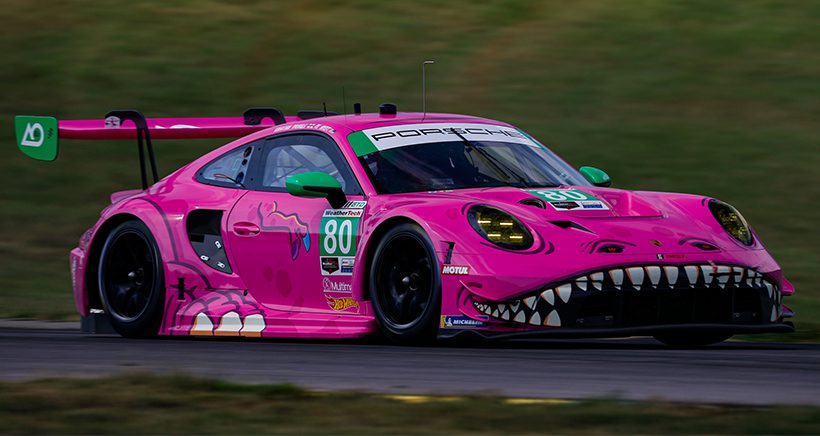 Porsche 911 “Rexy” da AO Racing ganha nova pintura rosa: Conheça a ‘Roxy’
