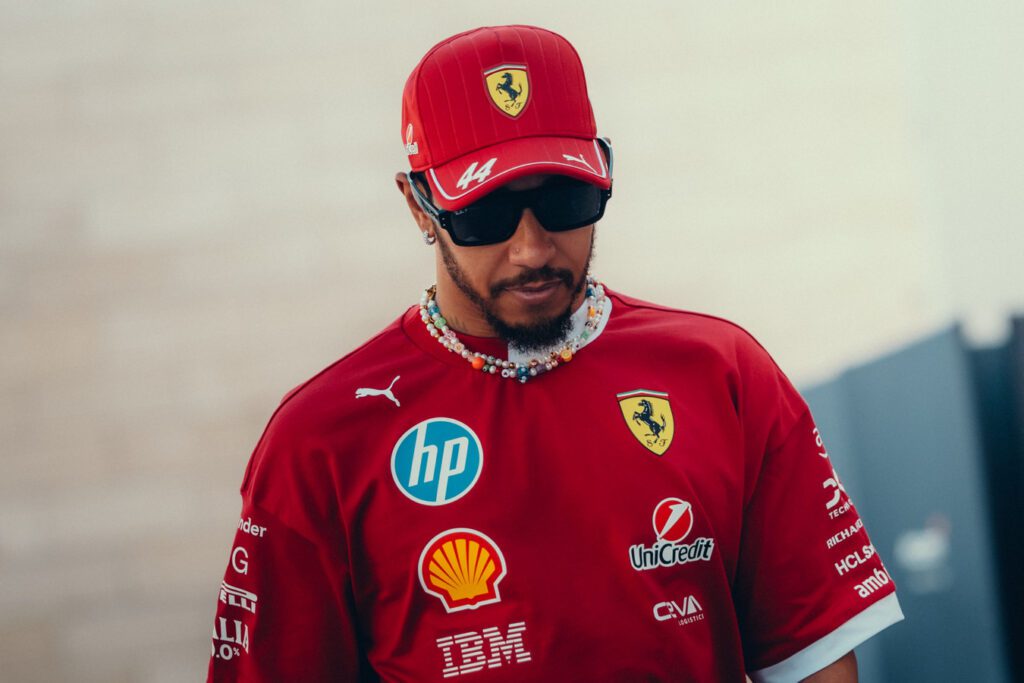 F1: Hamilton exalta legado de Senna e projeta reação com a Ferrari em 2026
