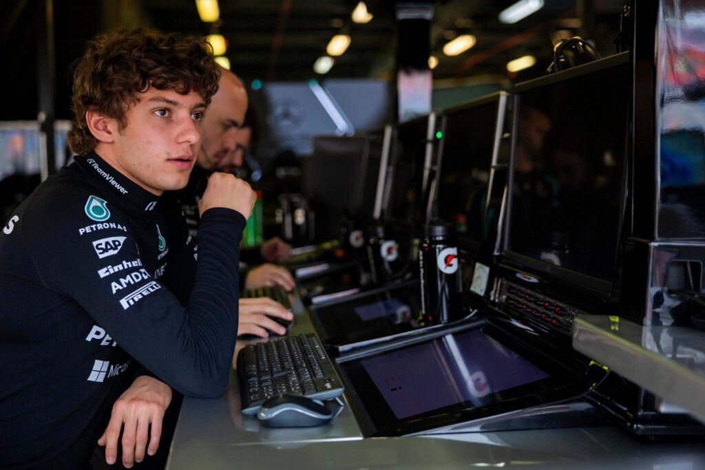 F1: Antonelli conquista pole no Japão e garante dobradinha da Mercedes; Bortoleto larga em 9º