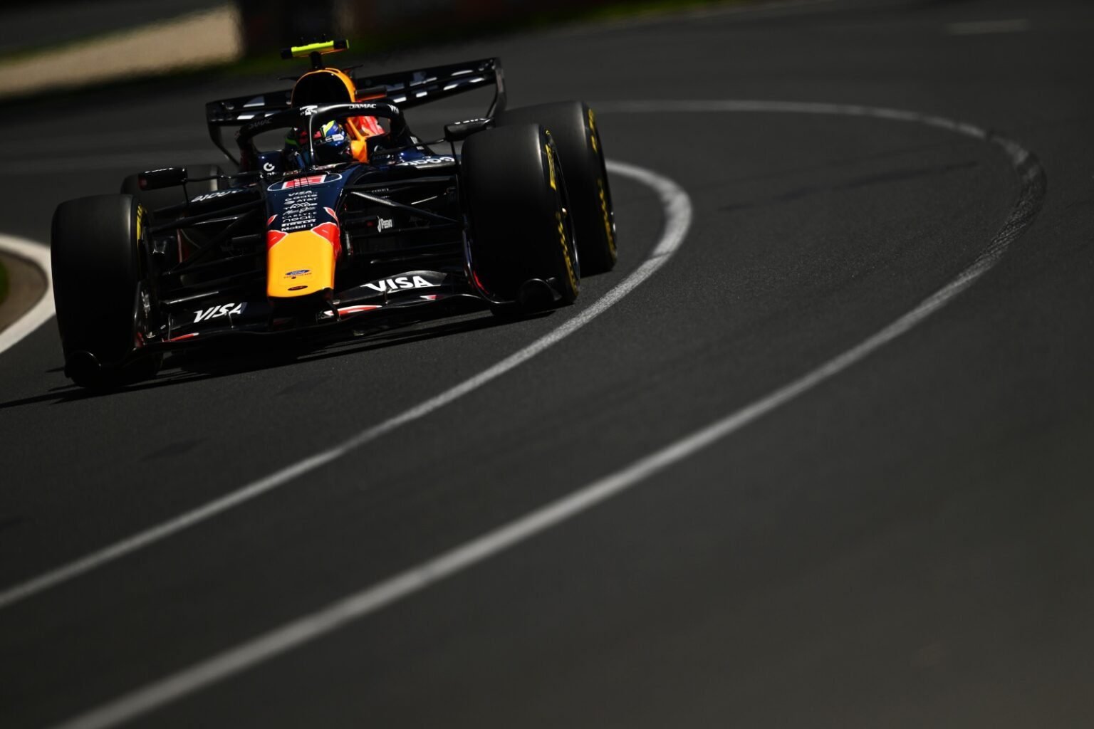 F1: Hadjar é desclassificado e larga dos boxes