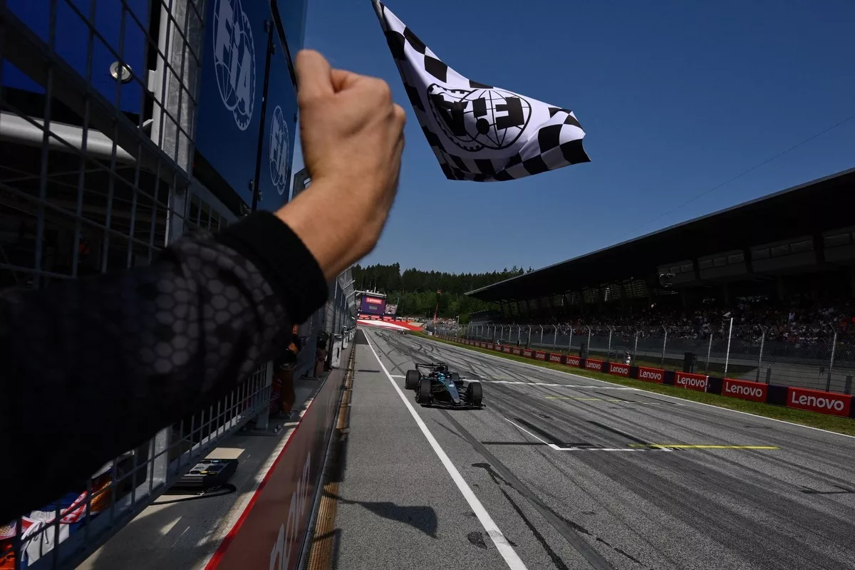 F1: George Russell resiste à pressão e vence GP da Áustria eletrizante