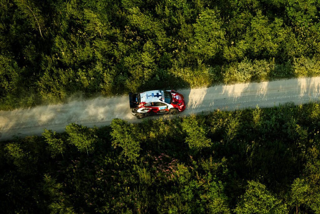 WRC: Sami Pajari segura liderança e resiste aos ataques de Solberg na Estônia
